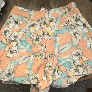 Mink Pink floral short